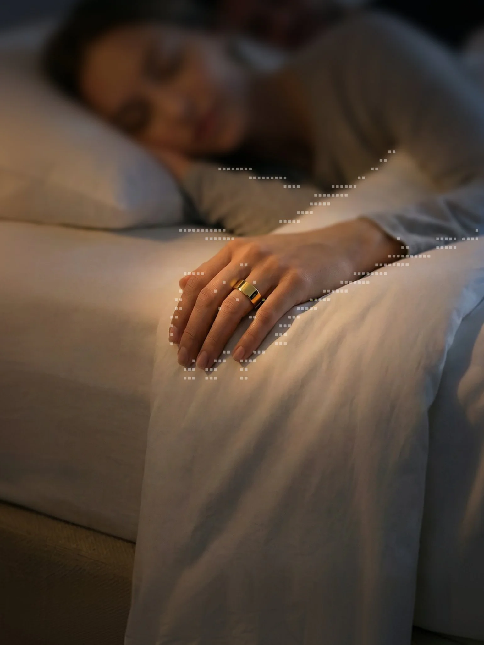 A woman asleep in bed wearing the Ultrahuman Ring